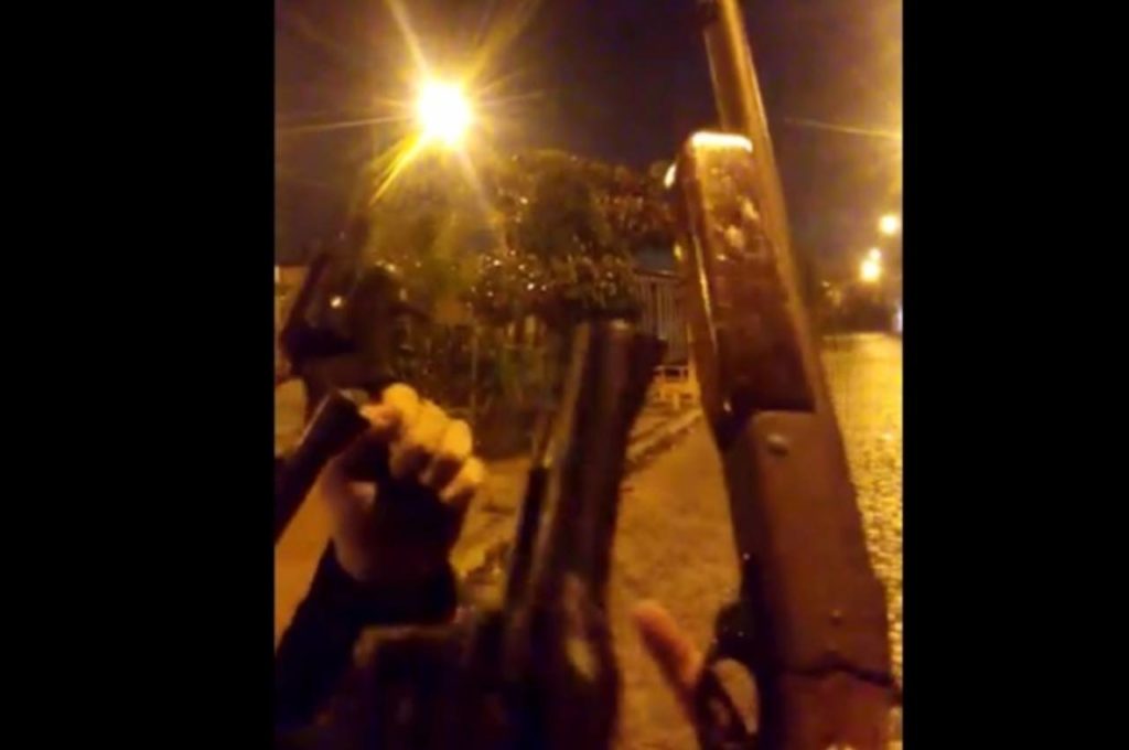 Criminosos dão bravatas de vitória e mostram armas no vídeo — © Reprodução/Vídeo