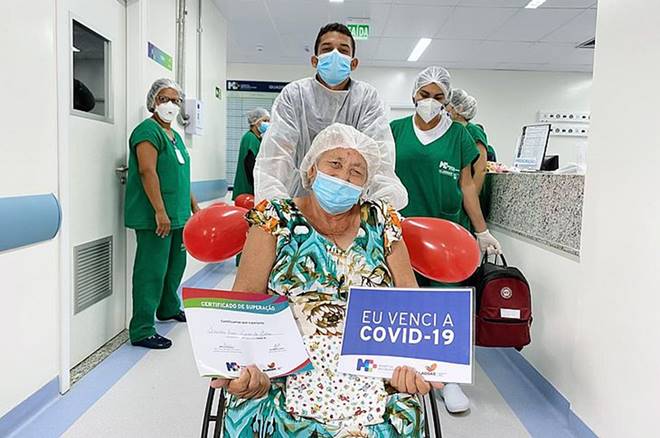 Dona Irinéia recebe alta após se recuperar da Covid-19 — © Catarina Magalhães/Ascom Sesau AL