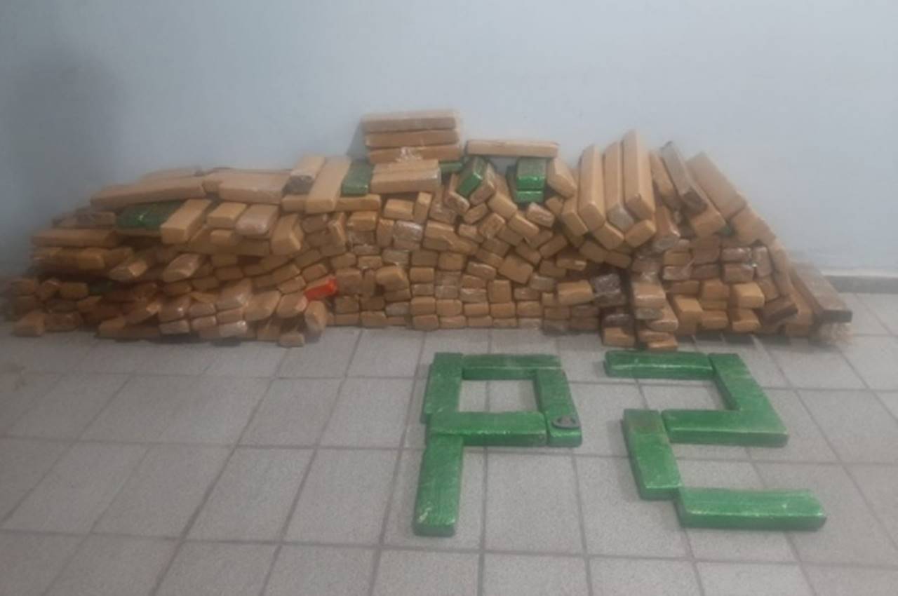 Em Alagoas, dois são presos com 273 kg de maconha escondidas em carreta — © PM/AL