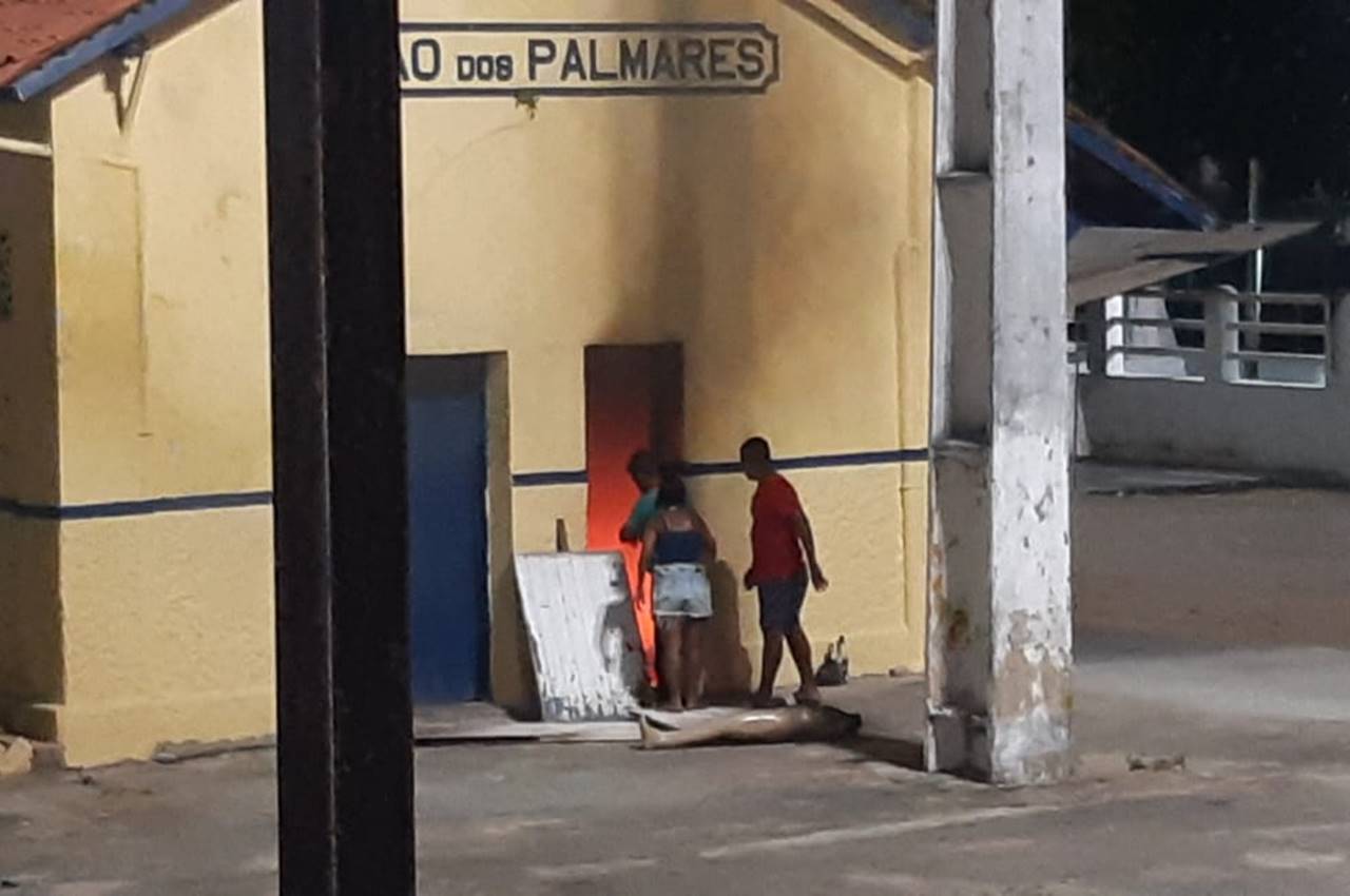Incêndio atingiu antiga Estação Ferroviária de União dos Palmares — © Cortesia ao BR104