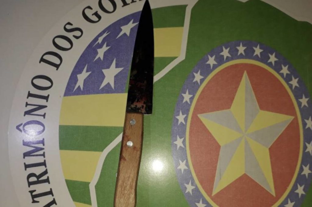 Mãe embriagada é presa após matar o filho a facadas enquanto ele dormia