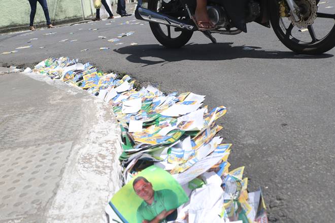 Manhã de eleição tem santinhos espalhados nas ruas de União dos Palmares