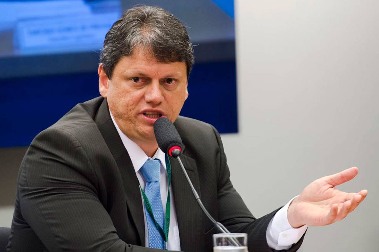 Ministro Tarcísio Gomes anuncia que testou positivo para covid-19 — © Exame