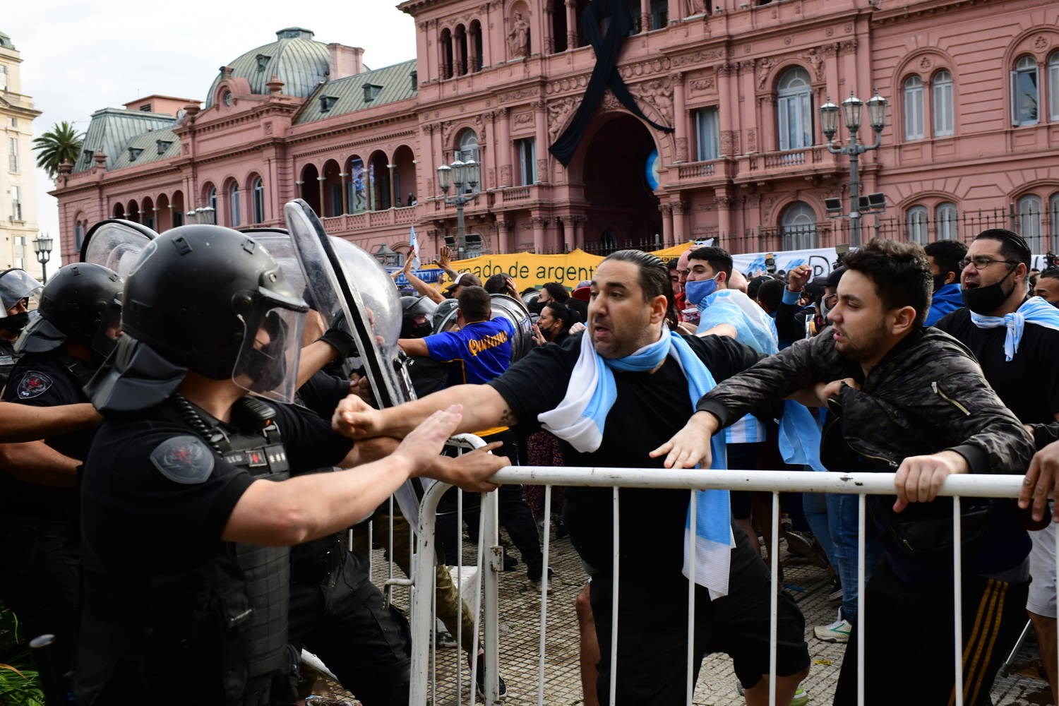 Na abertura do portão da Casa Rosa houve tumultos de fãs querendo dá o último adeus ao ídolo do futebol argentino — © Reprodução 