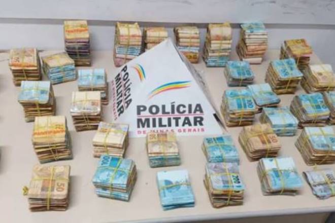 PM contou o dinheiro e havia R$ 400 mil — © Polícia Militar/Divulgação