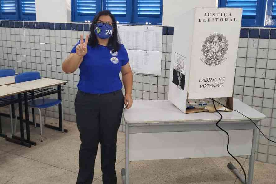 União: Professora Silvany votou na Escola Jorge de Lima