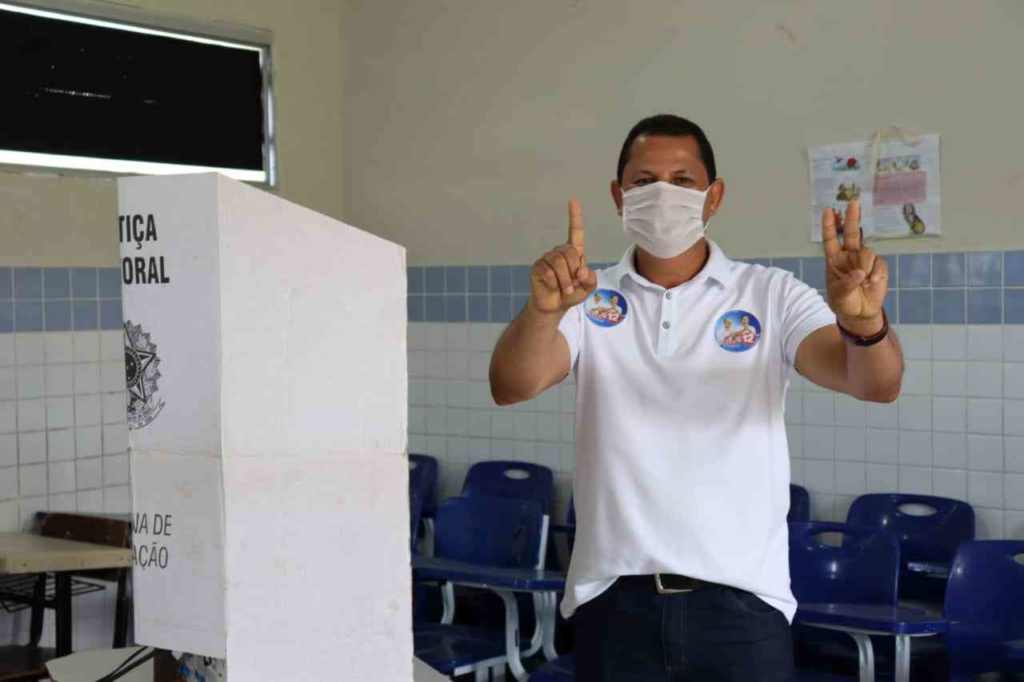 União: Tita votou na Escola Paulo Sarmento