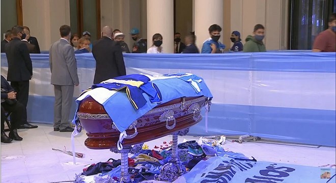 Maradona será enterrado nesta quinta (26) no mesmo cemitério onde estão seus pais