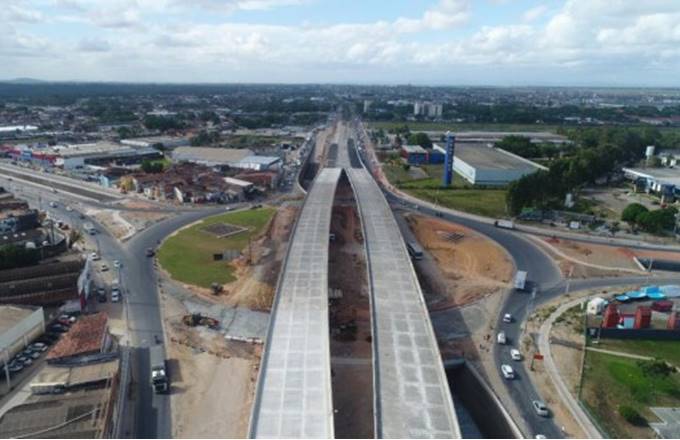 Trânsito confuso marca primeiro dia de tráfego de veículos em viaduto em Maceió
