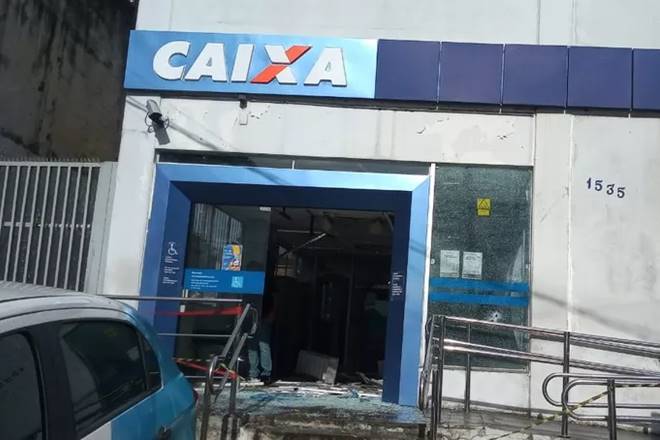 Agência da Caixa Econômica foi atacada na madrugada deste terça-feira — © Cid Vaz/TV Bahia