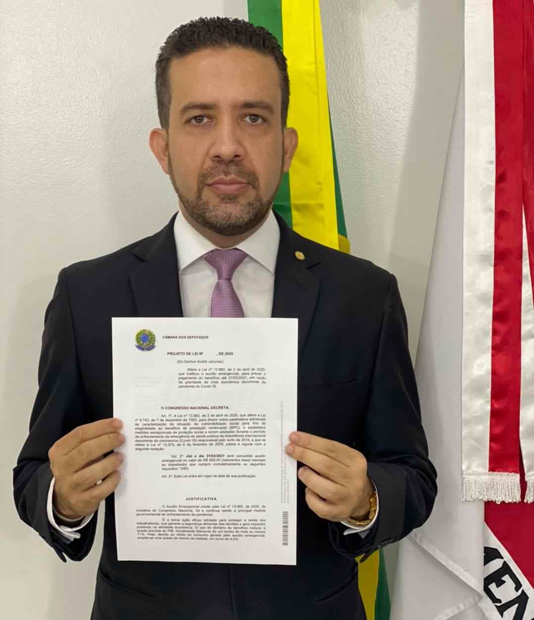 André Janones segurando o projeto André Janones segurando o projeto