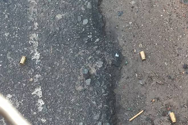 Capsulas de balas ficaram espalhas pelo chão, nas proximidades da agência — © Agência da Caixa Econômica foi atacada na madrugada deste terça-feira — © Cid Vaz/TV Bahia