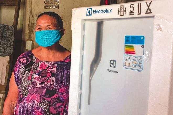 Cliente com a geladeira recebida da Equatorial em maio de 2020 — © Assessoria