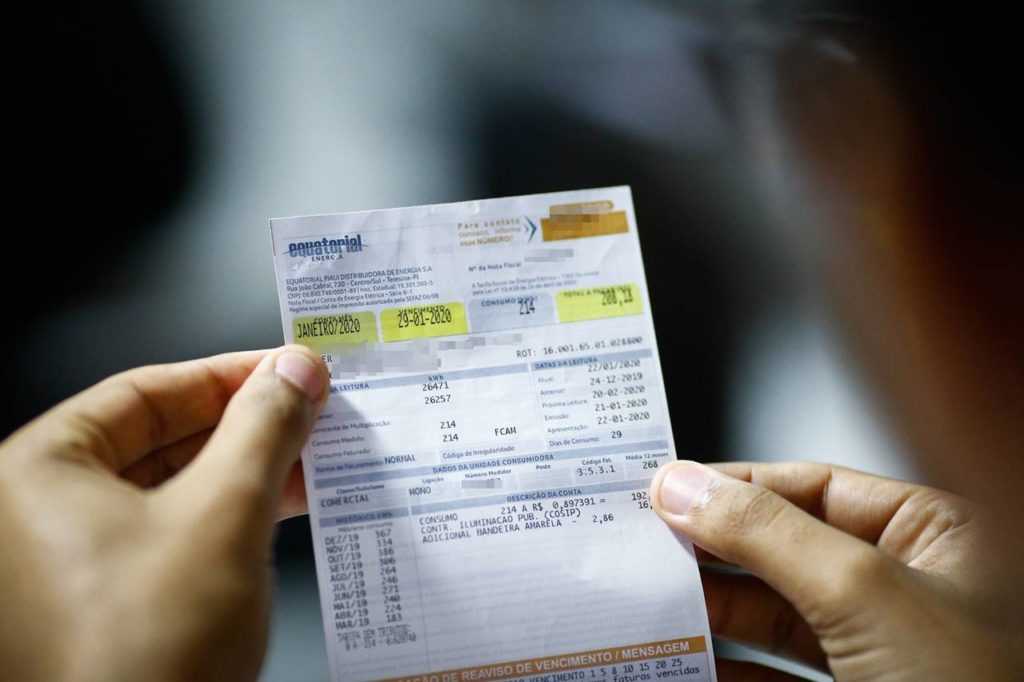 Alagoanos terão aumento na conta de luz com reajuste da bandeira vermelha