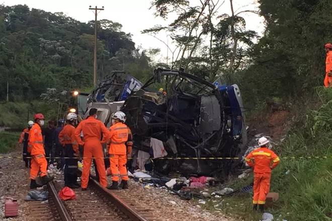 Corpo de Bombeiros trabalharam no resgate das vítimas — © Vladimir Vilaça/TV Globo