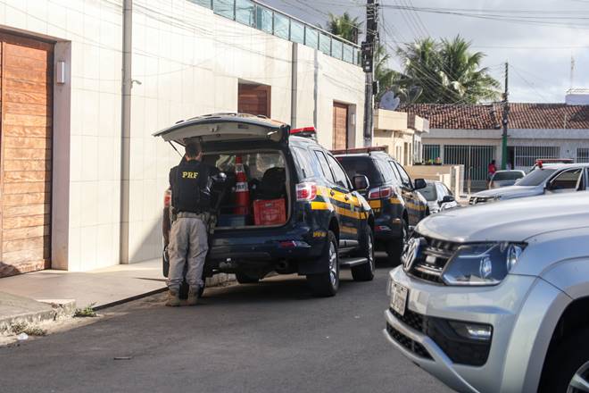 Momentos que agentes da polícia entram na casa de Eliane do Globo — © Rayanne Rodrigues/BR104