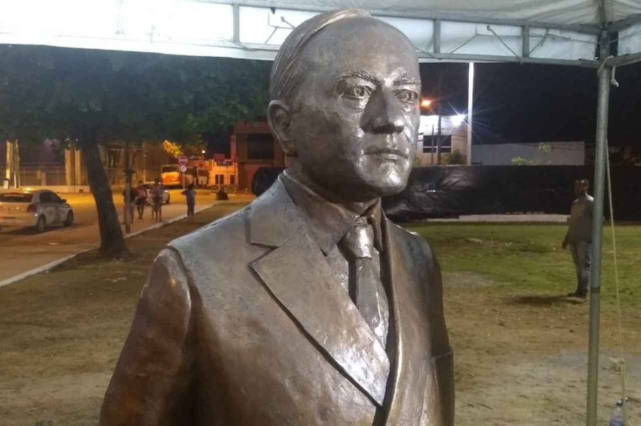 Estátua de bronze do escritor e poeta Jorge de Lima