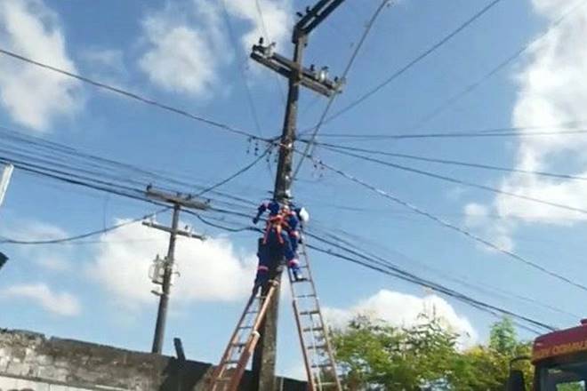 Funcionário de empresa de internet morre eletrocutado em poste de energia, em Maceió — © Reprodução