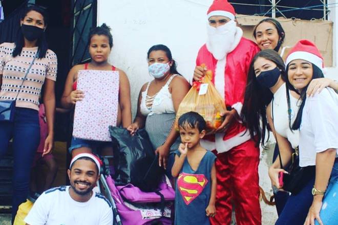 Grupo entrega donativos a famílias carentes de União dos Palmares — © Divulgação