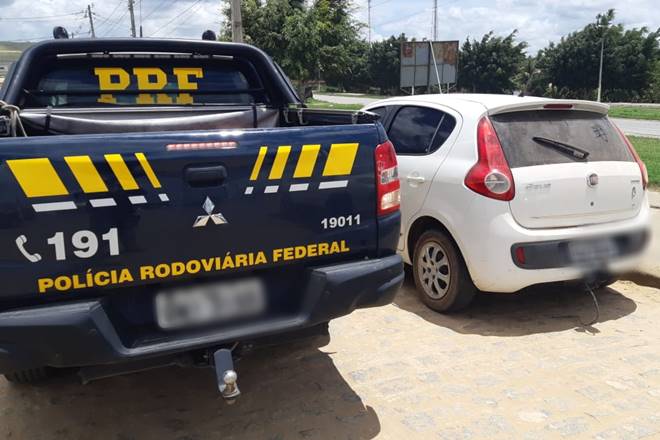 Homem é preso pela PRF com carro roubado na BR-104, em Murici — © PRF