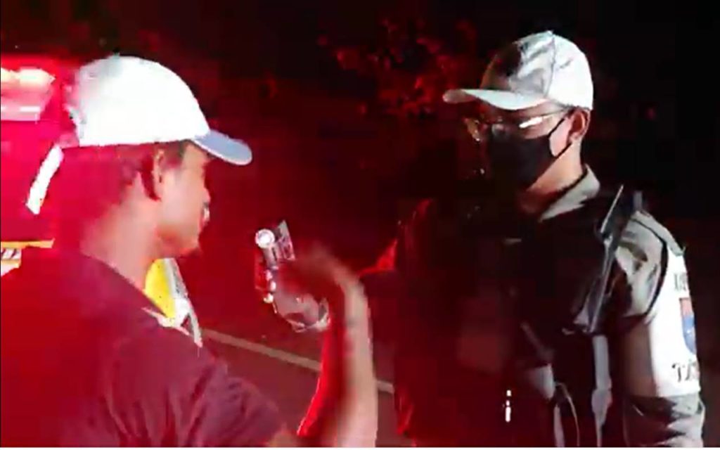 Motociclista embriagado passa por cima de cones e quase atropela policiais