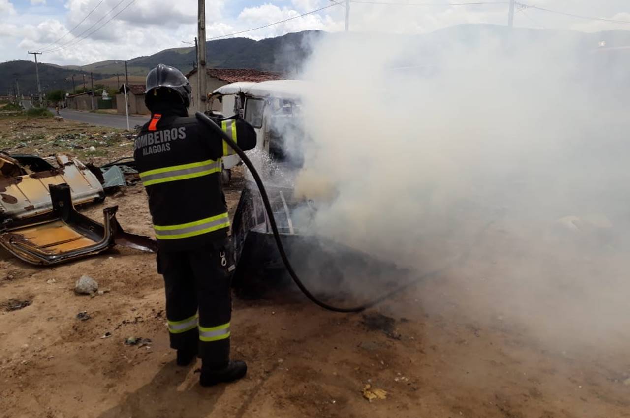 Incêndio em carcaças de carros mobiliza bombeiros em União dos Palmares — © Cortesia/CBM