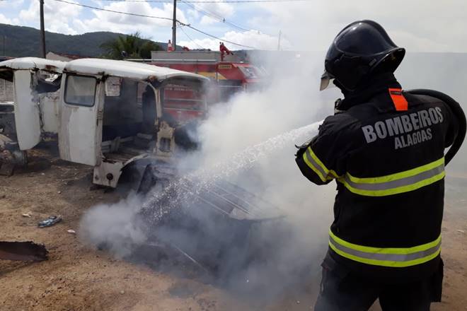 Incêndio em carcaças de carros mobiliza bombeiros em União dos Palmares — © Cortesia/CBM