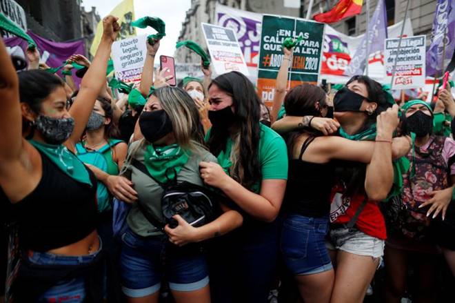 Manifestantes favoráveis à legalização do aborto na Argentina — © Agustin Marcarian/Reuters