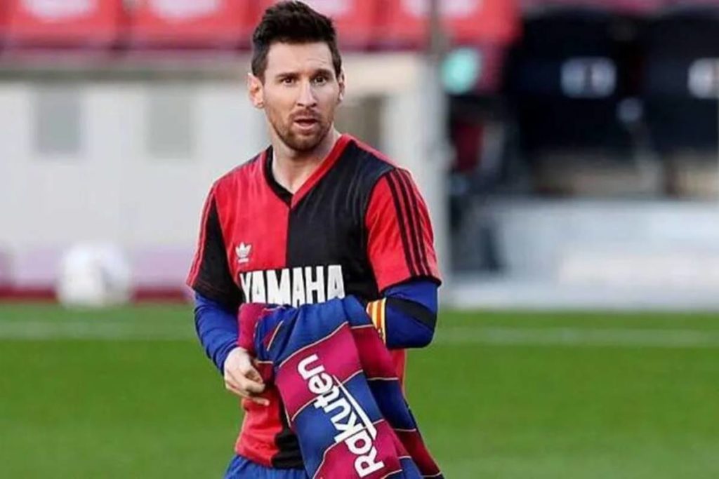 Messi com camisa do Newell's Old Boys em homenagem à Maradona — © Reprodução