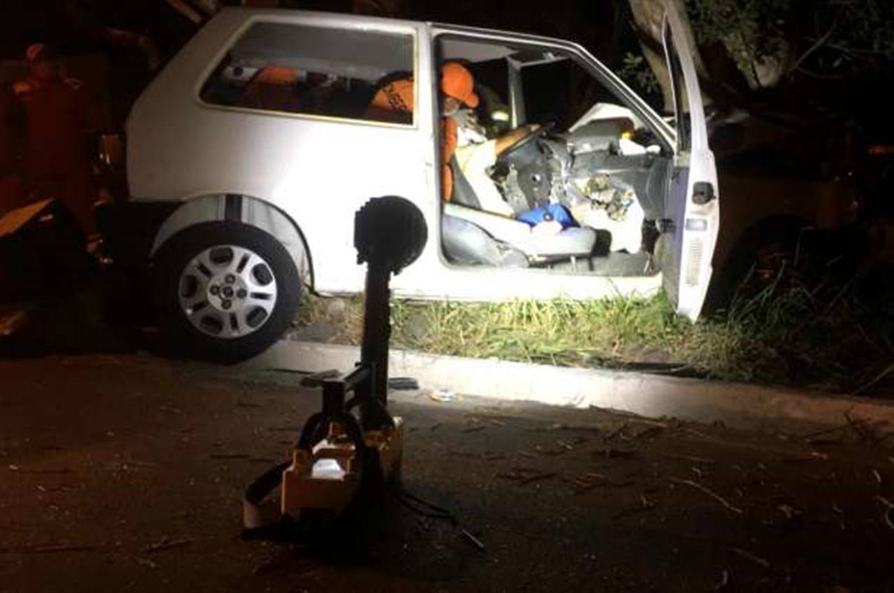 Motorista cochila ao volante e bate carro em árvore na BR-104 — © Reprodução