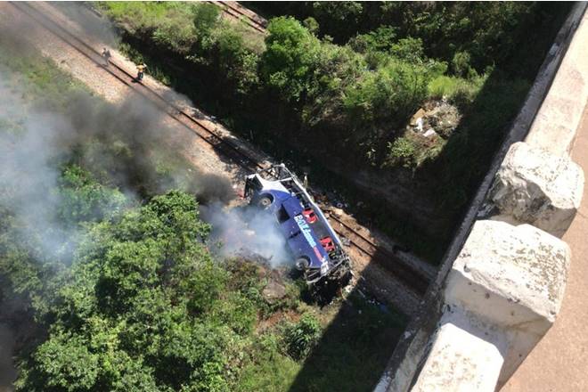 Ônibus cai de viaduto em João Monlevade — © Reprodução