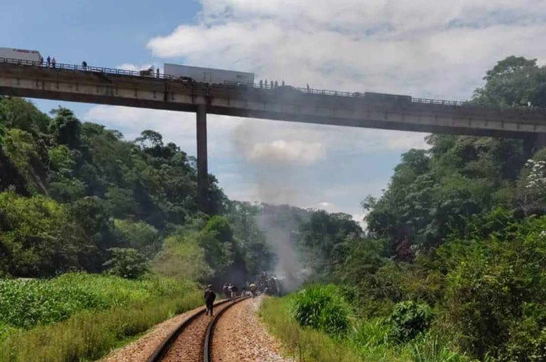 Ônibus despencou de uma altura de cerca de 35 metros, segundo a PRF — © Reprodução