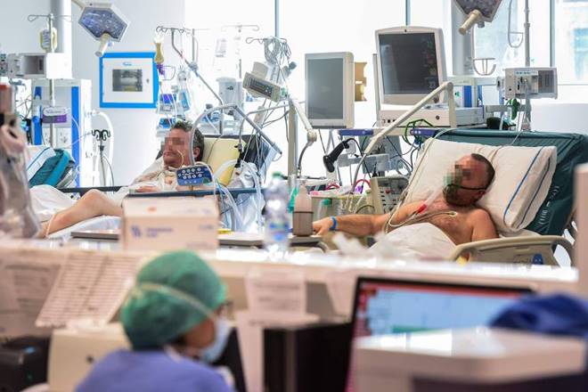 Pacientes com Covid-19 internados em UTI de hospital da Lombardia, na Itália — © Piero Cruciatti/AFP