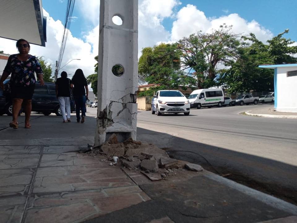 Poste com base danificada na rua Coronel José Bezerra Montenegro — © Gustavo Lopes/BR104