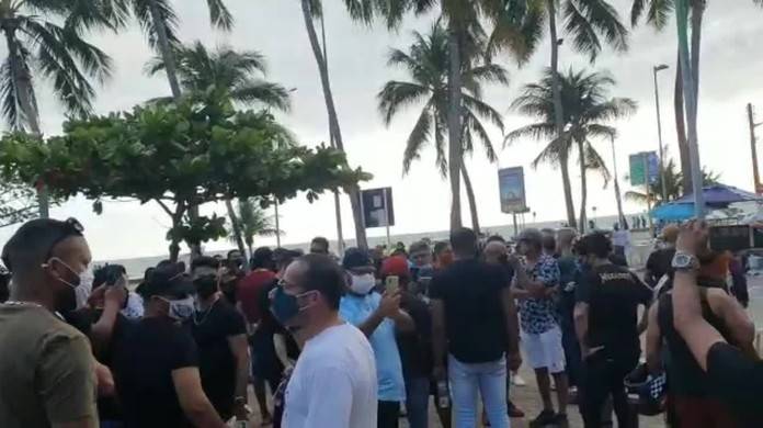 Protesto de músicos contra medidas apresentadas no novo decreto do Governo de Alagoas — © Reprodução 