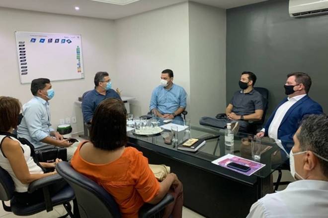 Secretário reunido com as escolas particulares — © Agência Alagoas