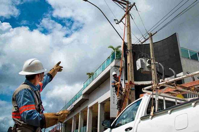 Trabalhores fazem reparo na rede elétrica — © Ilustração/Reprodução