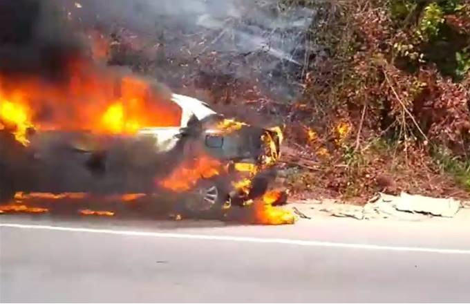 Veículo pega fogo em Maceió — © Reprodução 