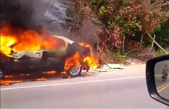 Veículo pega fogo em Maceió — © Reprodução