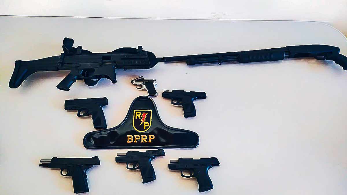 Armas apreendidas na casa de Eliane do Globo — © PMAL