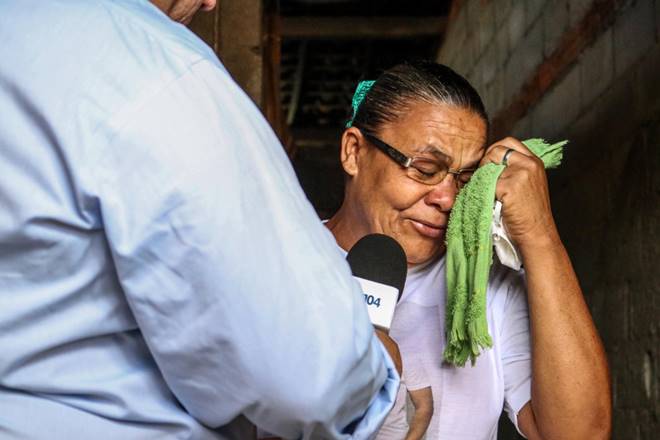 Angela Vilar, mãe do jovem Anderson, morto a tiros em Santana do Mundaú — © Rayanne Rodrigues/BR104