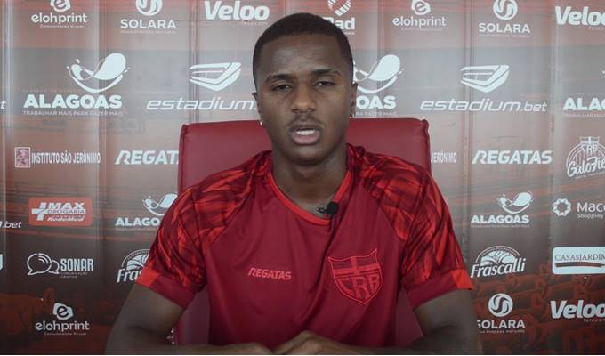 Em nota, CRB informa ato indisciplinar do atacante Bill, emprestado pelo Flamengo