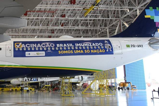 Avião da Azul no hangar aguardando decolagem para buscar vacinas na Índia — © Divulgação/MS