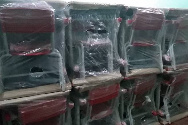 Cadeiras em depósito da Secretaria de Educação — © Cortesia ao BR104