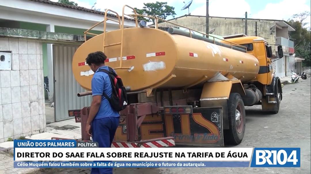 Carro-pipa dá suporte aos bairros que registram falta de água constante — © Reprodução