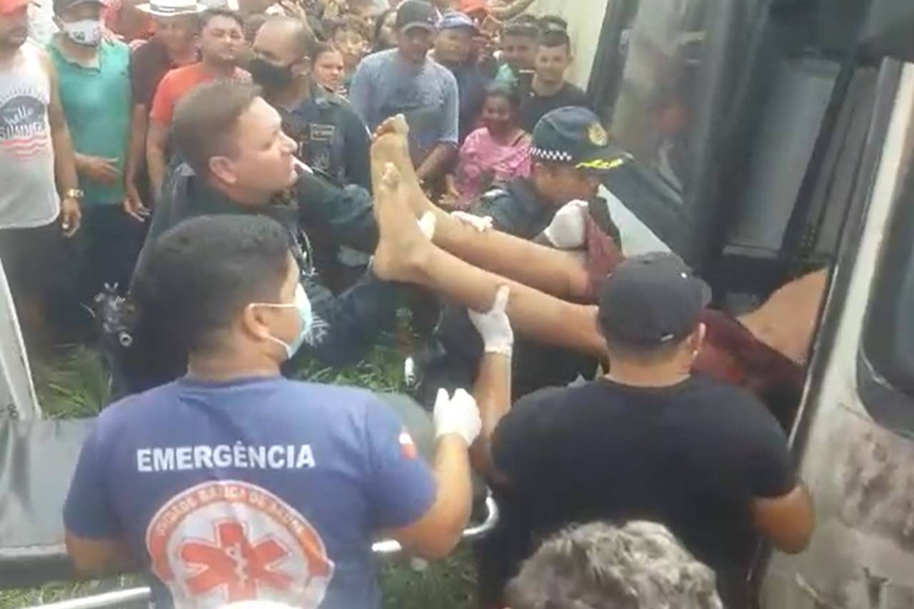 Duas vítimas, segundo testemunhas, ainda respiravam e chegaram a ser socorridas — © Reprodução