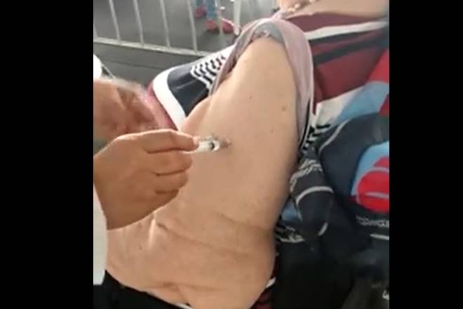 Enfermeira é acusada de simular aplicação de vacina em Maceió; veja vídeo