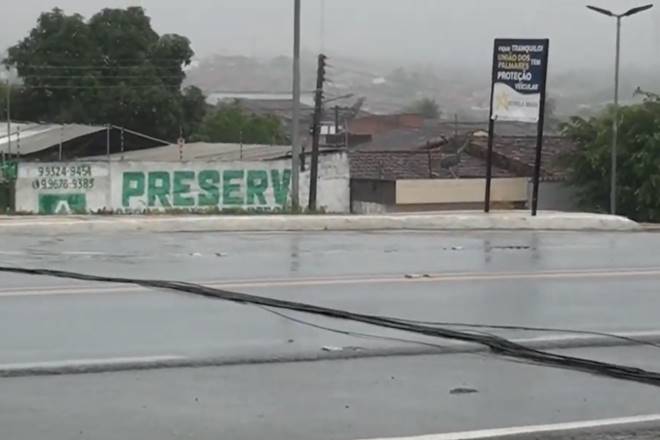 Fios ficaram espalhados na rodovia BR-104 — © BR104