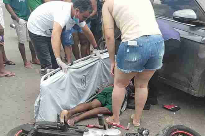 Homem caído após acidente sendo colocado em uma maca - @Cortesia