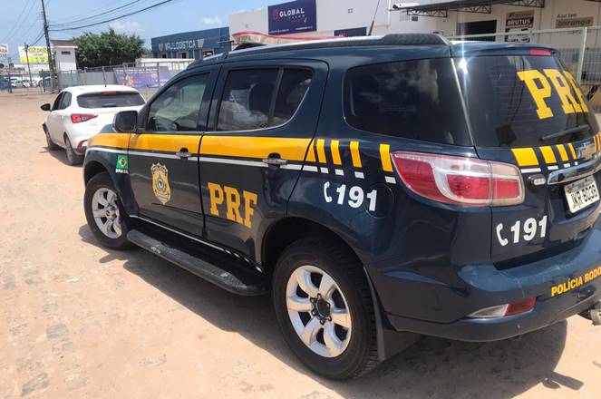 Mulher dirigia um carro adulterado e o original foi roubado em Recife — © PRF